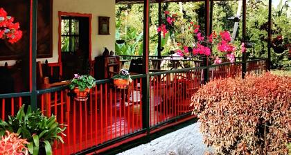 A 5 minutos del Parque del Café. Casa tradicional con los mas bellos jardines