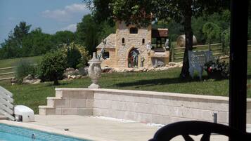 Een binnenzwembad en een buitenzwembad