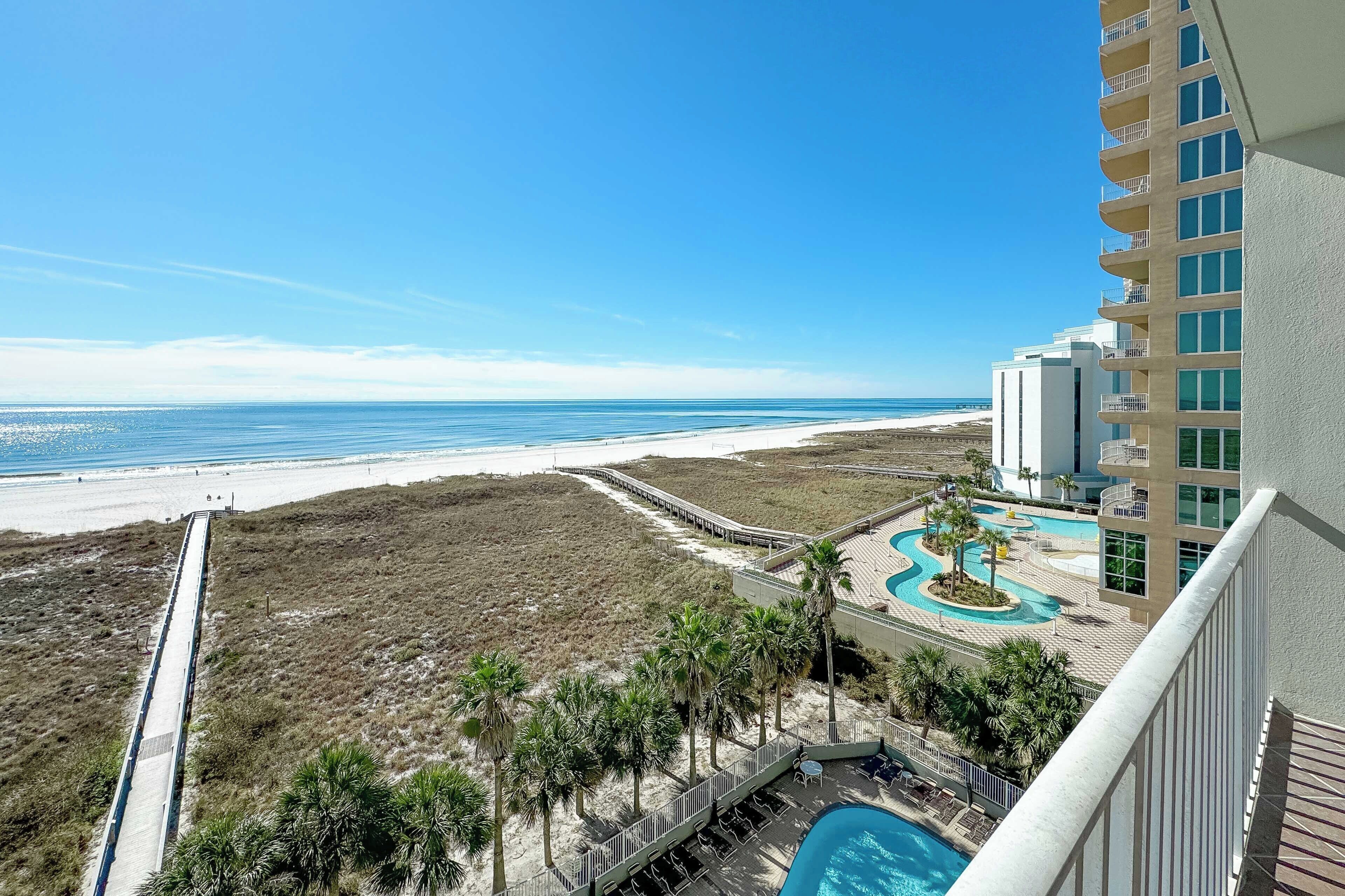 Un hotel frente a la playa con piscina, acceso directo a la arena y un paseo marítimo.