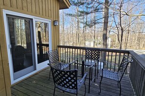 Property grounds - Two bedroom + loft near Lake Leelanau. Fire pit, W/D, WIFI (Lake Leelanau)