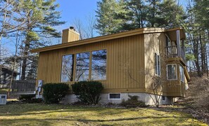 A modern wooden cabin with large windows, surrounded by trees. - Two bedroom + loft near Lake Leelanau. Fire pit, W/D, WIFI (Lake Leelanau)