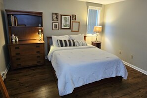 3 bedrooms, desk, iron/ironing board, free WiFi - Two bedroom + loft near Lake Leelanau. Fire pit, W/D, WIFI (Lake Leelanau)