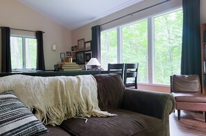 Smart-TV, Kamin, Bücher, Computerbildschirme