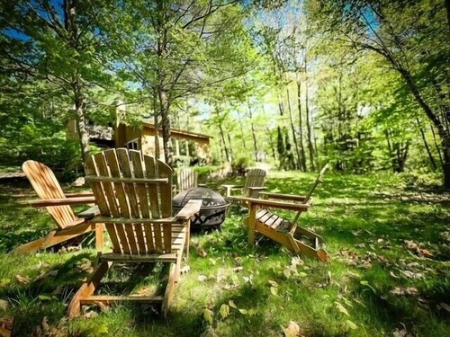 Two bedroom + loft near Lake Leelanau. Fire pit, W/D, WIFI