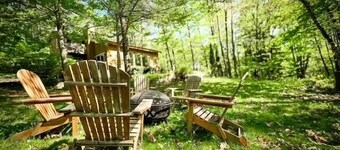 Two bedroom + loft near Lake Leelanau. Fire pit, W/D, WIFI
