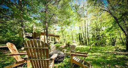 Two bedroom + loft near Lake Leelanau. Fire pit, W/D, WIFI