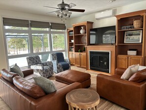 Smart-TV, Kamin, Tischtennisplatte