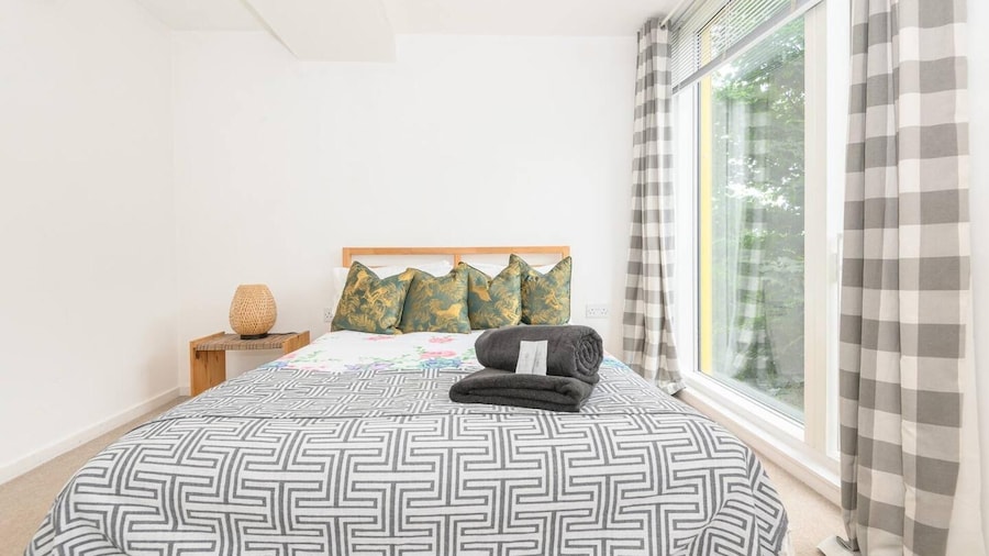 Leeds - Sleeps 4 - Free Parking - Pet Friendly