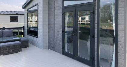 7 Guests - 3 Bedrooms - Pool - Balcony - Parking