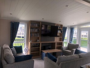Cabin | Interior - 7 Guests - 3 Bedrooms - Pool - Balcony - Parking (Grange-over-Sands)