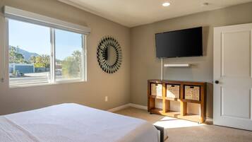 5 bedrooms, desk, iron/ironing board, travel crib