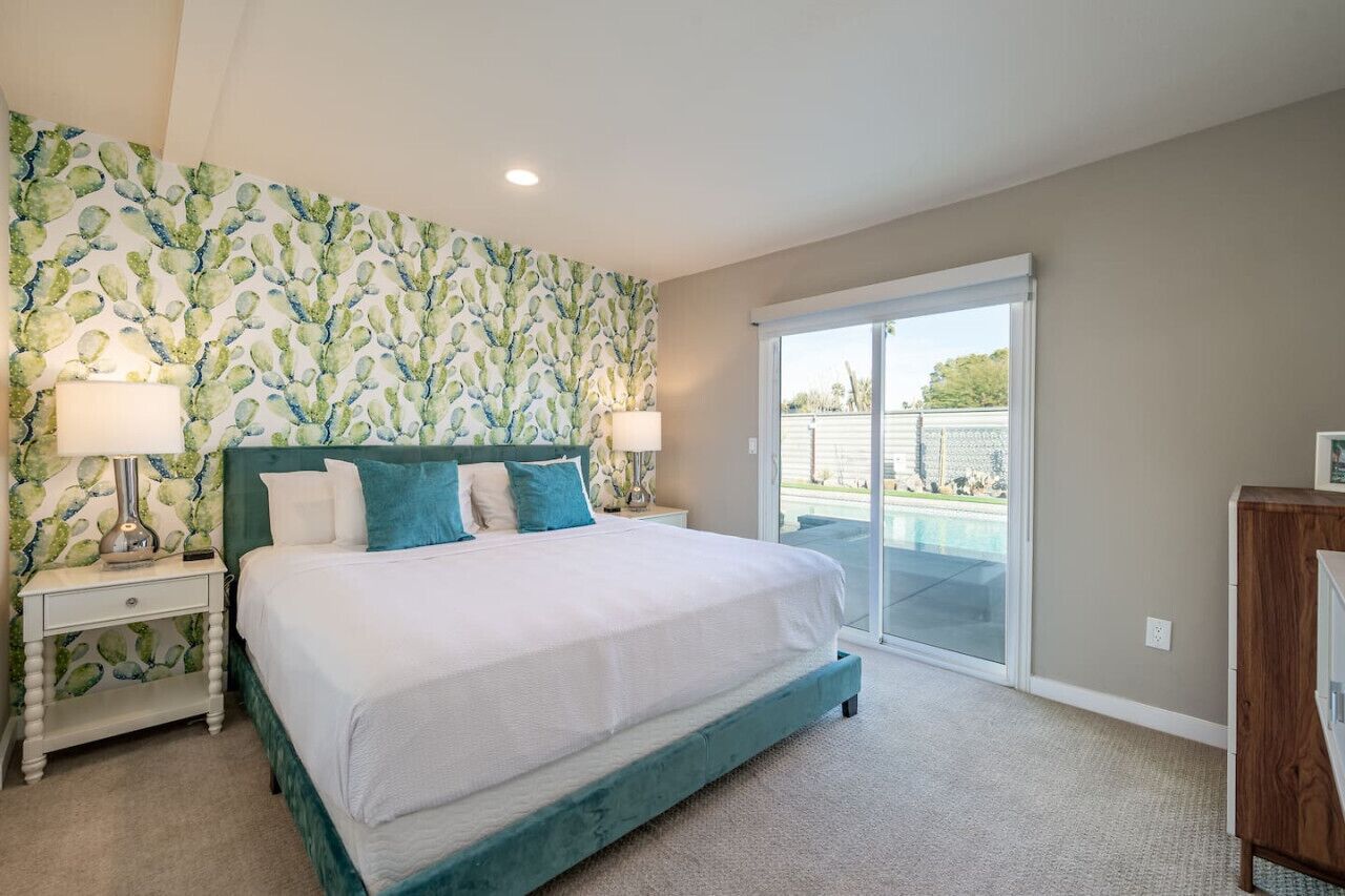 5 chambres, bureau, fer et planche à repasser, lit parapluie