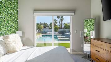 5 habitaciones, escritorio y tabla de planchar con plancha