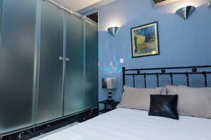 Studio | Free WiFi - Modern Athenian City Center Studio (Athens)