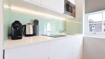 Lower Ground Floor One Bedroom | Dapur pribadi | Lemari es kecil, microwave, kompor, dan mesin espresso