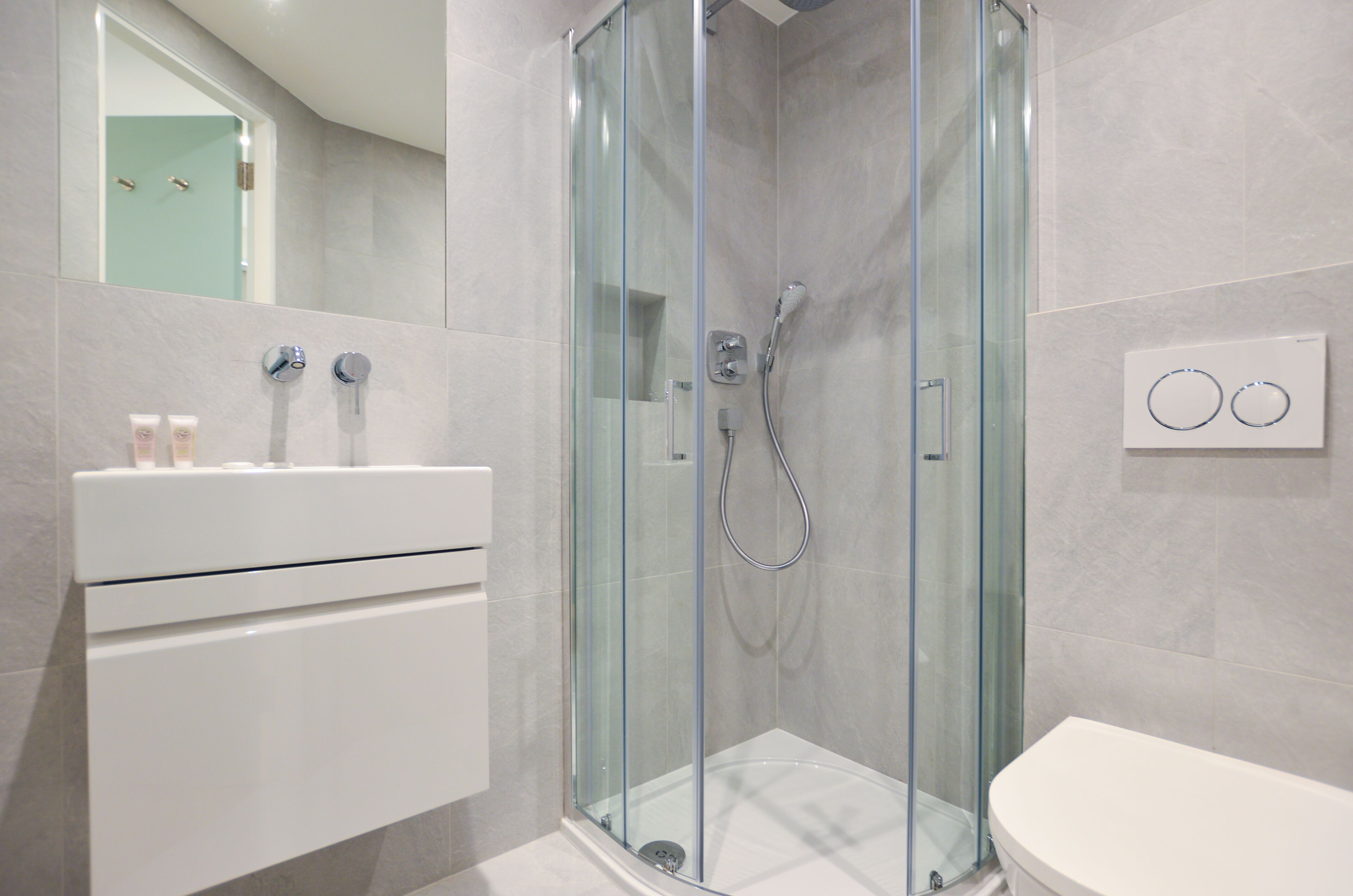 Lower Ground Floor One Bedroom | Kamar mandi | Shower, pengering rambut, lantai berpemanas, dan handuk