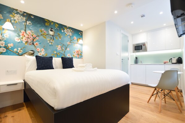 Ropa de cama hipoalergénica y tabla de planchar con plancha