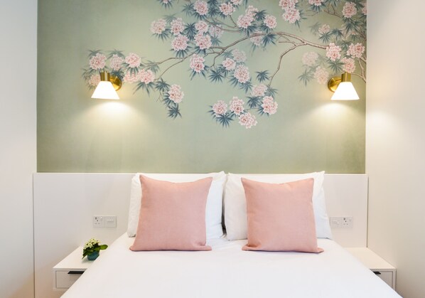 Small Studio Apartment | Ropa de cama hipoalergénica y tabla de planchar con plancha 