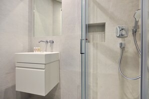 Lower Ground Floor One Bedroom | バスルーム | シャワー、ヘアドライヤー、床暖房、タオル