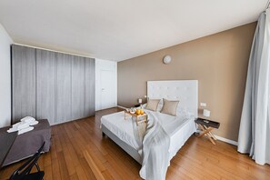 Iron/ironing board, free WiFi, bed sheets