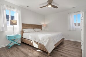 3 slaapkamers, een bureau, een strijkplank/strijkijzer, reisbedje