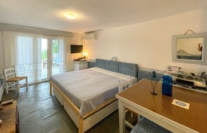 1 bedroom, free WiFi, bed sheets