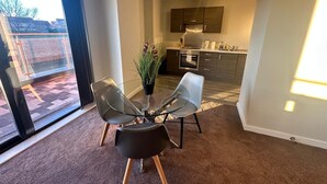 Toetasjesleilighet – standard, 2 soverom, balkong | Oppholdsområde | En 41-tommers smart-TV med kabel-kanaler samt Netflix