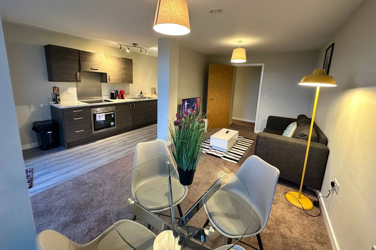 Un appartement moderne comprenant une cuisine, un coin repas et un salon.