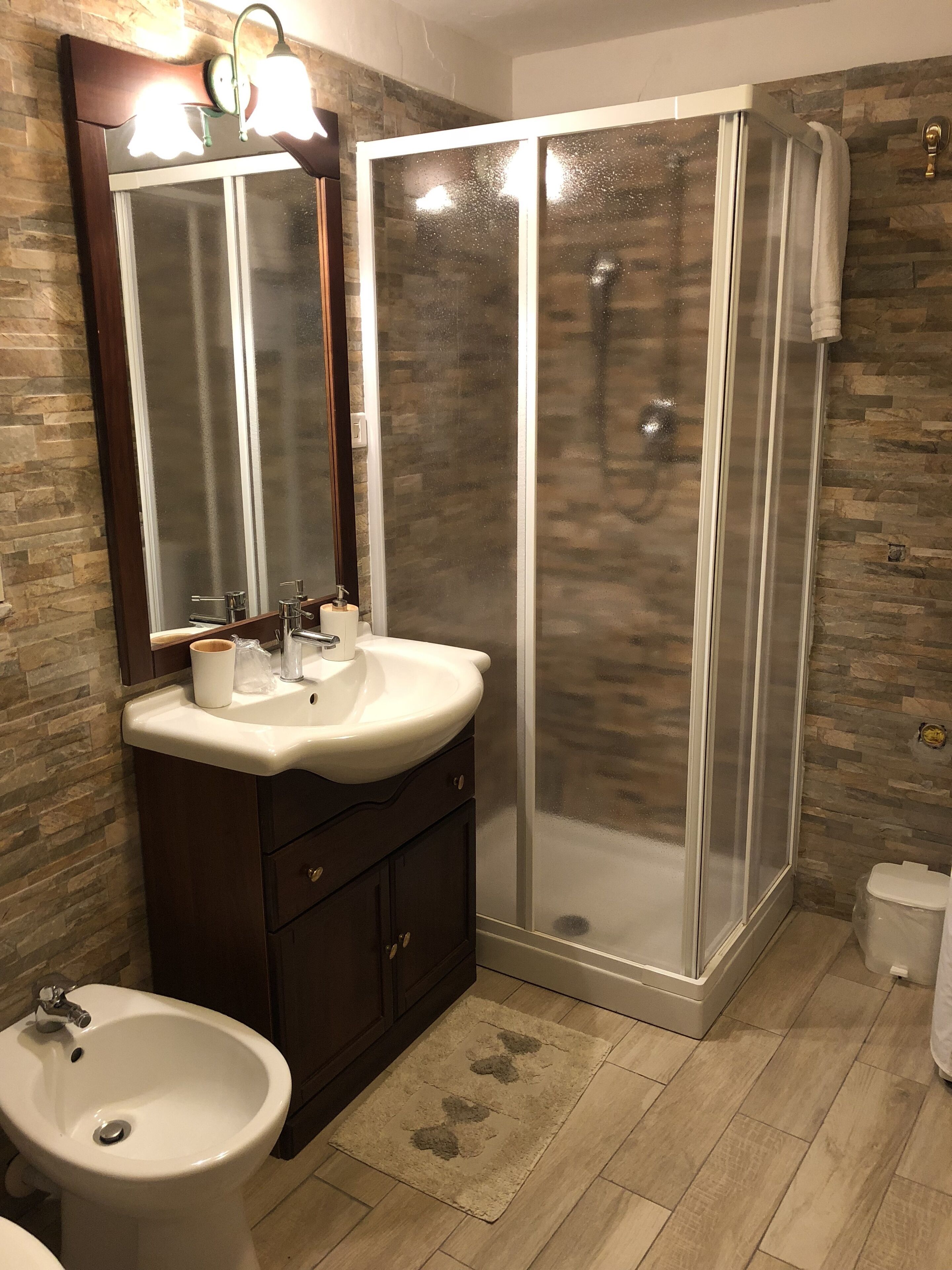 Douche, sèche-cheveux, bidet, serviettes fournies