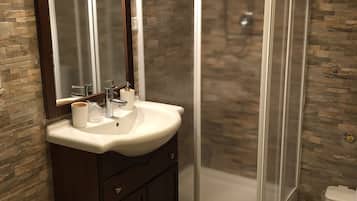 Doccia, asciugacapelli, bidet, asciugamani