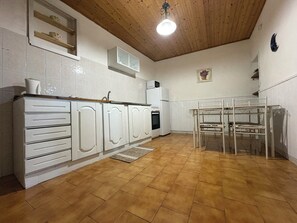 Fridge, microwave, oven, stovetop - Casa Maya Catania Ognina waterfront CIN: IT087015C2VV8HVJ93 (Catania)