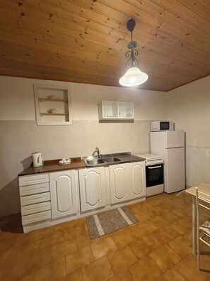 Fridge, microwave, oven, stovetop - Casa Maya Catania Ognina waterfront CIN: IT087015C2VV8HVJ93 (Catania)