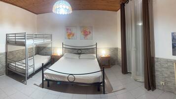 1 Schlafzimmer, Schreibtisch, BĂŒgeleisen/BĂŒgelbrett, kostenloses WLAN