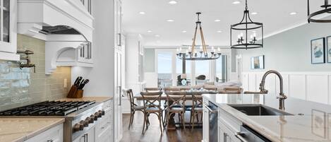 House, 6 Bedrooms | Private kitchen | Fridge, oven, coffee/tea maker, toaster