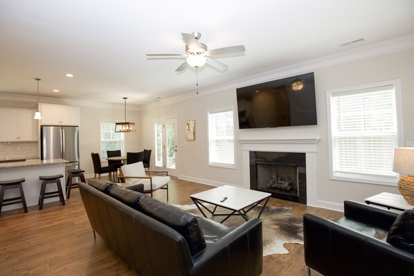 Smart TV, chimenea y oficina 