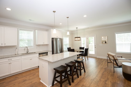 Great Location! 4 Bed / 4.5 Bath House in Pinehurst!