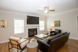 Smart TV, chimenea, oficina