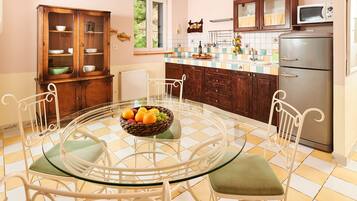 Apartamento | Cozinha privada | Geladeira, micro-ondas, fogão, cooktop