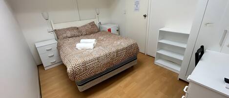 1 bedroom, desk, free WiFi, bed sheets