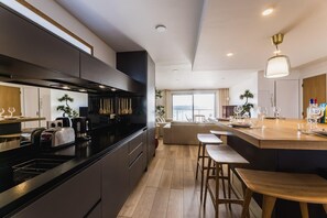 Kylskåp, mikrovågsugn, ugn och diskmaskin