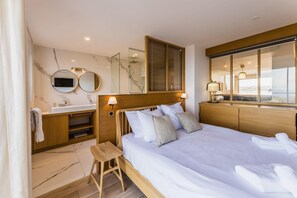 3 habitaciones, tabla de planchar con plancha, wifi y ropa de cama 