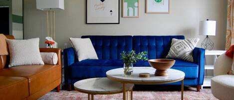 Smart TV, chimenea, oficina