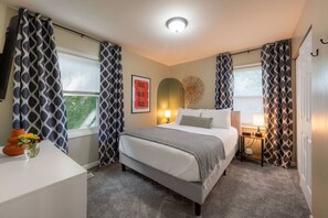 3 Schlafzimmer, Schreibtisch, Bügeleisen/Bügelbrett, Reisekinderbett