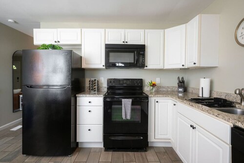 Stylish Family Loveland Home | Quiet Yard • Dog OK