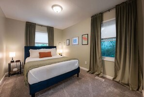 3 habitaciones, escritorio y tabla de planchar con plancha 