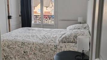 1 bedroom, travel crib, internet, bed sheets