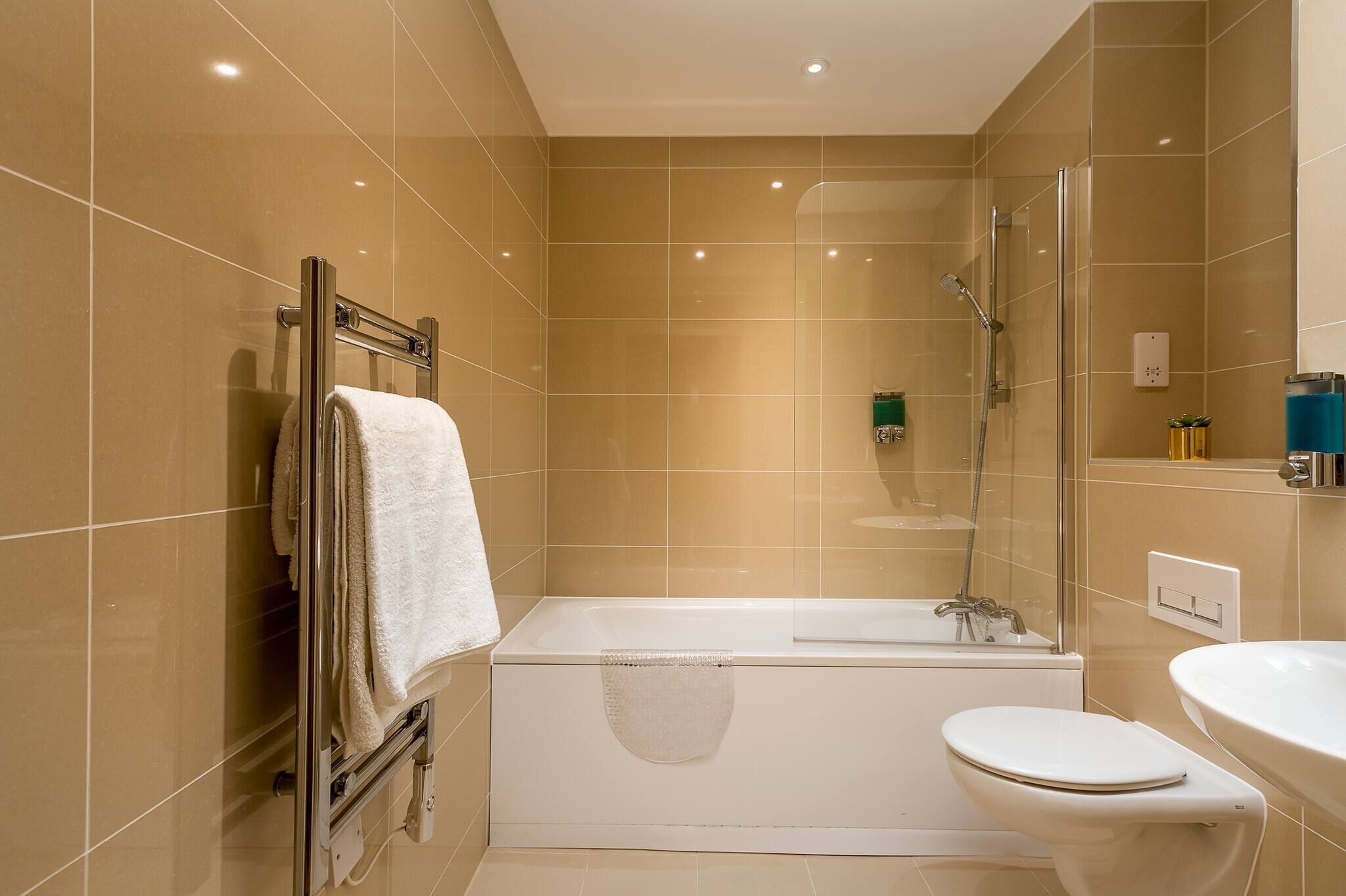 Une salle de bain moderne avec une baignoire, des toilettes et un lavabo.