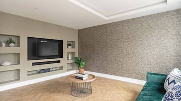 Apartment, 4 Bedrooms | Room amenity