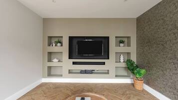 Apartment, 4 Bedrooms | Room amenity