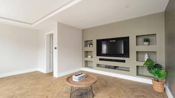Apartment, 4 Bedrooms | Room amenity